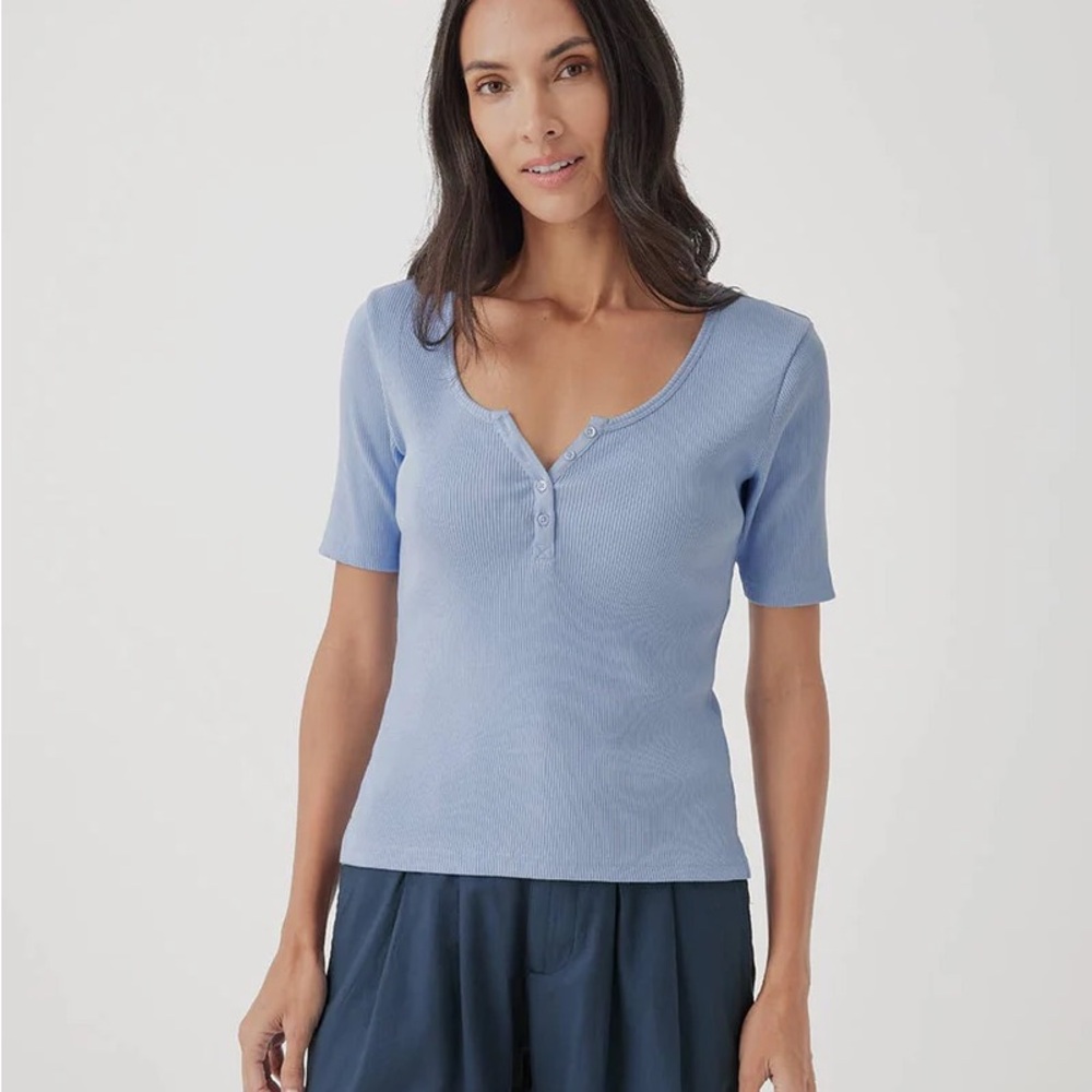 PACT medium - Women's Blue Ribbed Henley Top